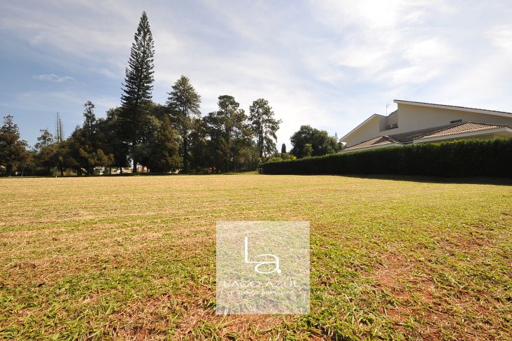 Terreno com linda vista para a raia 7 do Campo de Golfe. Terreno com linda vista para a raia 7 do Campo de Golfe.