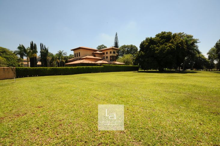 Terreno com uma boa área, plano e simétrico com linda vista para a raia 7 do Campo de Golfe. Terreno com uma boa área, plano e simétrico com linda vista para a raia 7 do Campo de Golfe.