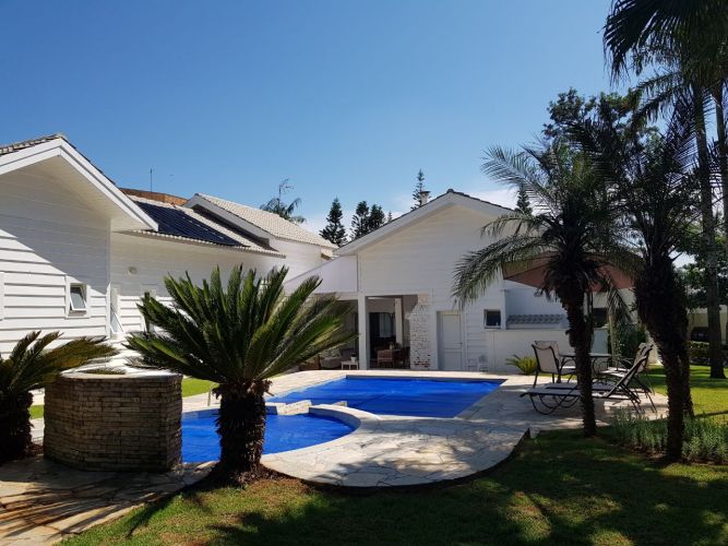 Casa graciosa estilo americano com ambientes internos acolhedores e jardim impecável! Casa graciosa estilo americano com ambientes internos acolhedores e jardim impecável!