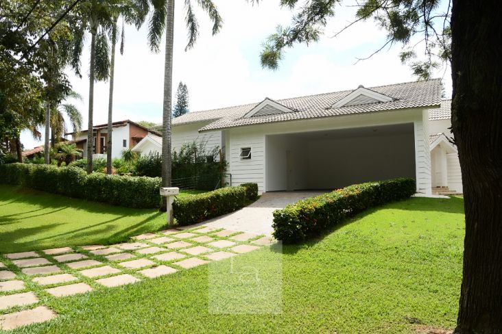 Casa graciosa estilo americano com ambientes internos acolhedores e jardim impecável! Casa graciosa estilo americano com ambientes internos acolhedores e jardim impecável!