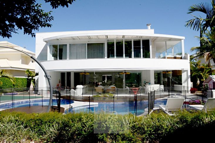 Majestosa casa com lindo Bosque ao fundo e montanha à frente Majestosa casa com lindo Bosque ao fundo e montanha à frente