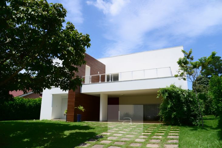 Casa contemporânea com espaços e muita luz natural Casa contemporânea com espaços e muita luz natural