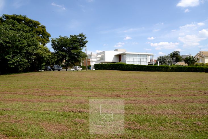 Terreno próximo à portaria com linda vista para o morro de Ipanema rodeado de muito verde Terreno próximo à portaria com linda vista para o morro de Ipanema rodeado de muito verde