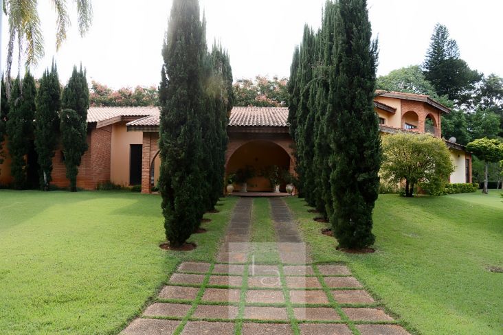 Agradável casa térrea na melhor localização frente ao golfe na raia 9. Agradável casa térrea na melhor localização frente ao golfe na raia 9.