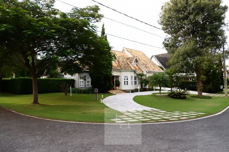 Casa de esquina em rua sem saída estilo Americano com fino acabamento. Casa de esquina em rua sem saída estilo Americano com fino acabamento.