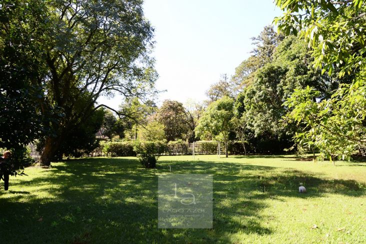Lindo terreno com muitas árvores em uma área privilegiada com frente para avenida muito arborizada, próximo ao campo de golfe raia 1 e raia 2 Lindo terreno com muitas árvores em uma área privilegiada com frente para avenida muito arborizada, próximo ao campo de golfe raia 1 e raia 2