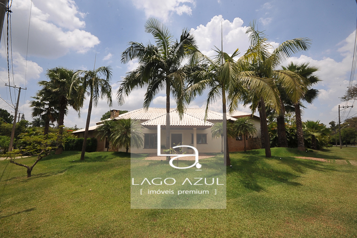 Casa Térrea numa bela esquina com 2.182 m² de terreno. Casa Térrea numa bela esquina com 2.182 m² de terreno.