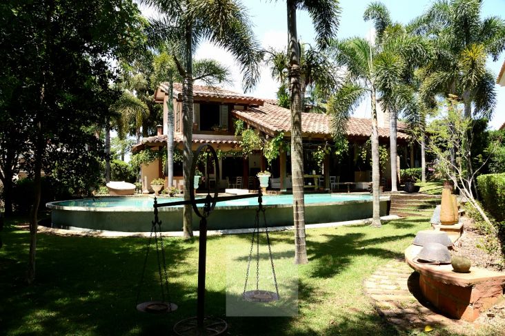 Casa com grande diferencial Voltada para linda vista de Campo de Golfe. Casa com grande diferencial Voltada para linda vista de Campo de Golfe.