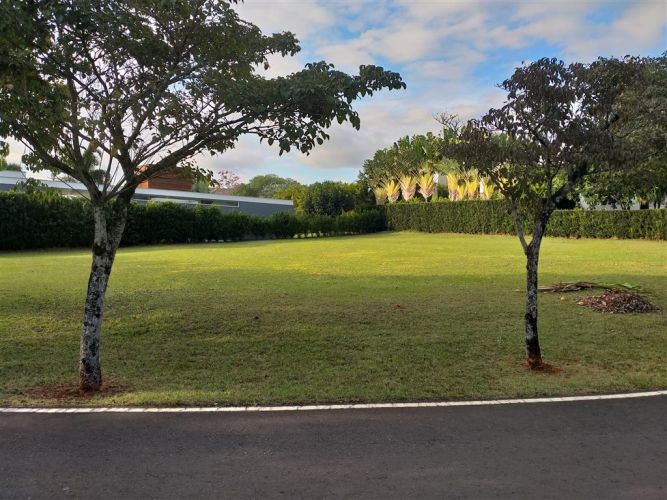 Terreno pronto para construção, compondo ao seu redor belas árvores com um lindo gramado. Terreno pronto para construção, compondo ao seu redor belas árvores com um lindo gramado.