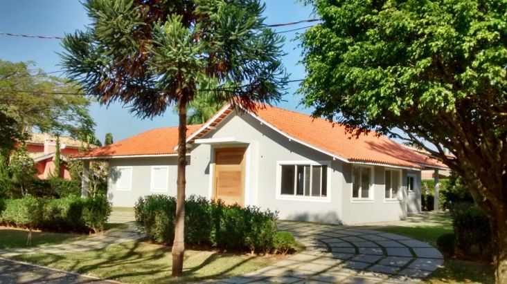 Confortável casa de esquina e em frente à uma linda pracinha Confortável casa de esquina e em frente à uma linda pracinha