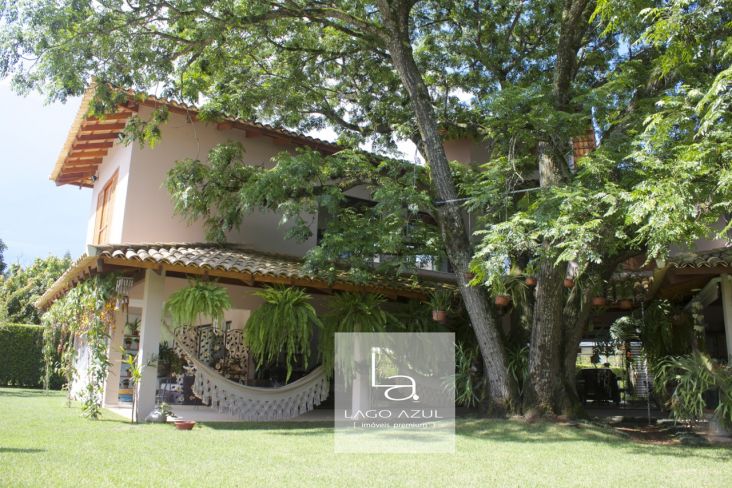 Bela casa em rua sem saída Bela casa em rua sem saída