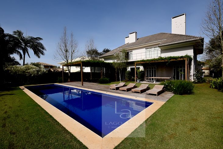 Casa impecável com extremo bom gosto, localizada na Raia 5 com linda vista campo de golfe.. Casa impecável com extremo bom gosto, localizada na Raia 5 com linda vista campo de golfe..