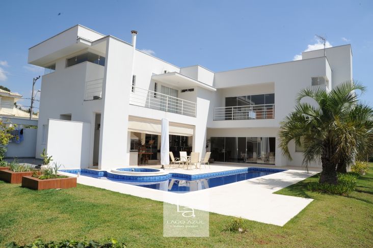 Casa clean com muita luminosidade e vista para montanha. Casa clean com muita luminosidade e vista para montanha.