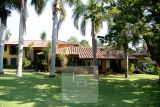 Apaixonante casa estilo colonial, com projeto impecável e terreno amplo.
