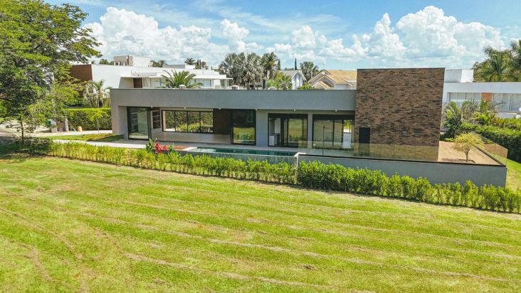 Novíssima casa térrea de muito bom gosto 