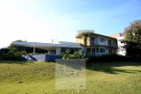 Casa assinada pelo renomado Arquiteto Jacobsen, com vista cinematográfica para o Campo de Golfe no green do buraco 6.