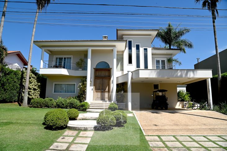 Arquitetura clássica e conforto moderno em uma residência única