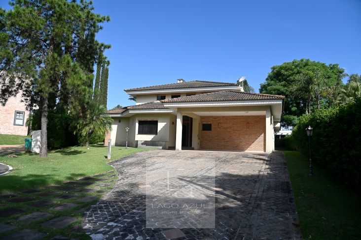 Ótima casa para se fazer um “Retrofit”, em rua sem saída, tranquila e arborizada.